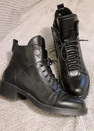 Черные демисезонные ботинки ideal shoes на шнуровке и молнии