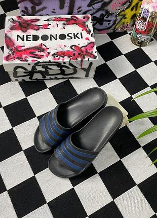 Спортивные шлепанцы adidas adilette aqua в черном (или темно-сером) цвете с темно-синими фирменными полосами на ремешке