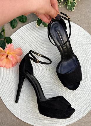 Роскошные замшевые босоножки с ремешком на заколках и платформе charles &amp; keith