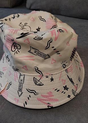 Чорна двостороння панама (bucket hat) у стилі культового серіалу «друзі» (friends) з характерним логотипом