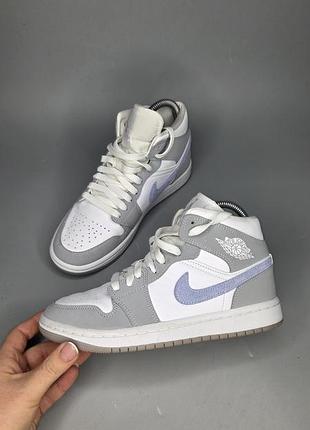 Женские кроссовки nike air jordan 1 mid в расцветке «wolf grey / aluminum»