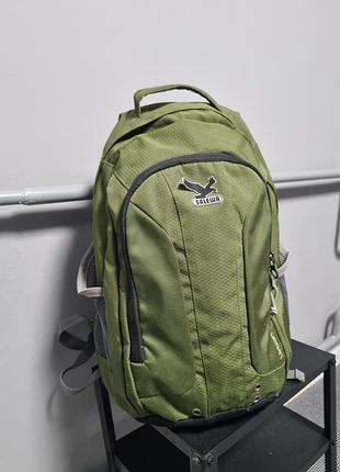Зеленый городской рюкзак salewa urban 22 с текстурным рипстоп покрытием и фирменным логотипом бренда на фронтальной части
