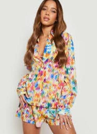 Яркий комплект из рубашки и шорт от boohoo украшен разноцветным зигзагообразным принтом.
