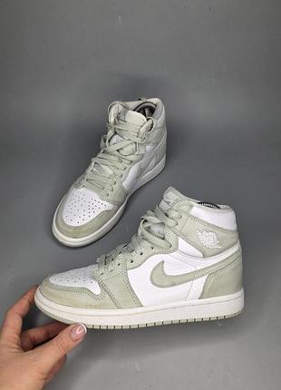 Высокие кроссовки модели nike air jordan 1 retro high в светло-зеленом (шаллиевом) оттенке
