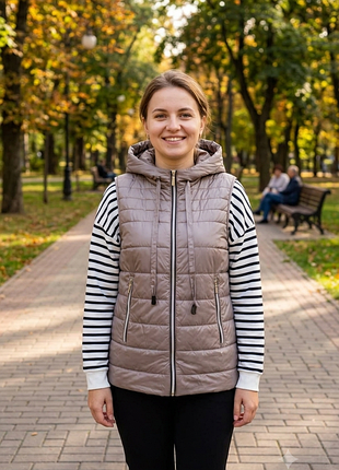 Безрукавка с капюшоном
