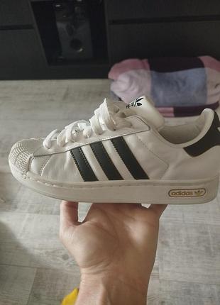 Кросівки adidas .