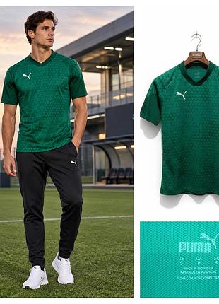 Зеленая мужская футболка Puma teamcup training jersey с характерным геометрическим узором на передней части и логотипом бренда.
