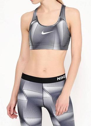 Спортивний топ в принт від nike  розмір m топік майка бюстгальтер