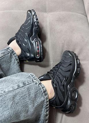 Кросівки жіночі: nike tn plus total колір: чорний