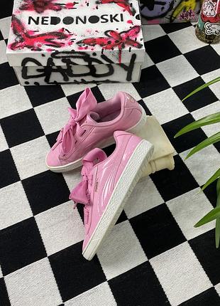 Жіночі лаковані кеди puma basket heart patent у рожевому кольорі.надширокі атласні шнурки