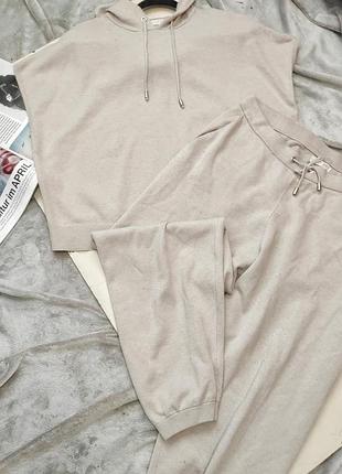 Костюм вязаный бежевый брюки джоггеры и худи безрукавка primark