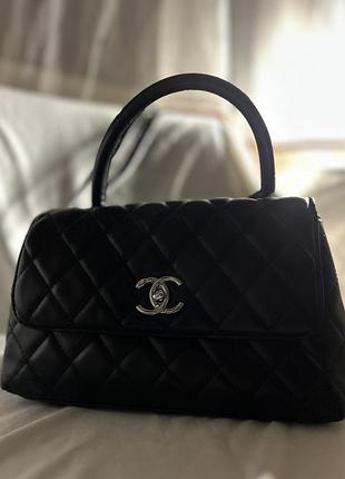 Стильна чорна сумочка в стилі chanel