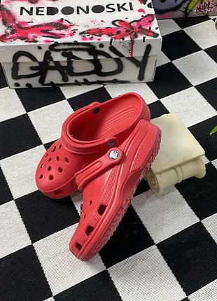 Класичні сабо crocs classic clog  у насиченому яскраво-червоному забарвленні pepper m4 w6
