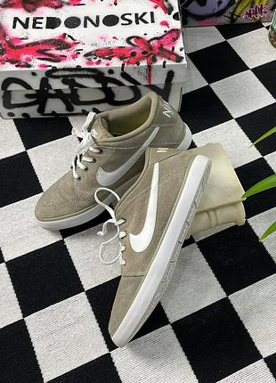 Мужские кеды средней высоты nike suketo mid suede в практичной бежево-коричневой расцветке хаки