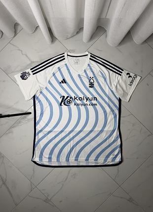 Оригінальна виїзна футболка nottingham forest fc сезону 2023/24 від бренду adidas