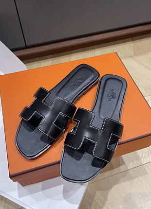 Женские кожаные черные шлёпанцы hermes oran эрмес на плоской подошве тапочки шлепки