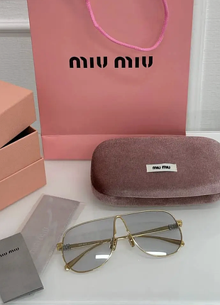 Женские солнцезащитные очки miu miu mu a56s zvn80q в золотой оправе миу миу