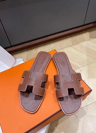 Женские кожаные коричневые шлёпанцы hermes oran эрмес на плоской подошве тапочки шлепки