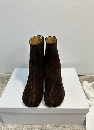 Женские коричневые замшевые ботильоны таби maison margiela ботинки из кожи tabi мейсон марджела сапоги