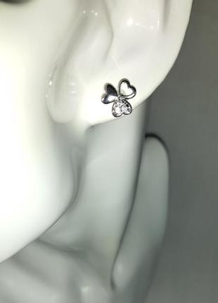 Милые и нежные серьги из серебра с цирконием1 фото