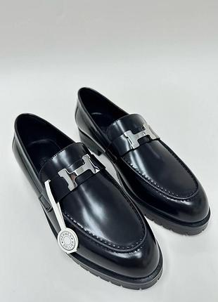 Жіночі чорні лофери hermes faubourg на тракторній підошві зі срібною вставкою пряжкою kelly ермес