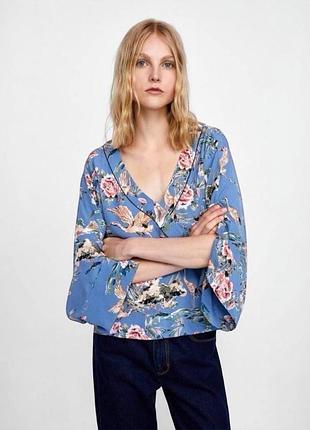Голубая блузка кимоно zara basic в цветочный принт с журавлями. размер xs-s.