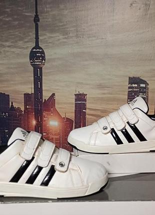 Оригинальные подростковые/женские кроссовки adidas на липучках в классическом бело-черном цвете. артикул (art): g12364
размер 36. индонезия