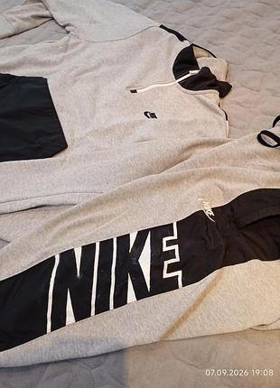 Спортивний костюм від бренду nike