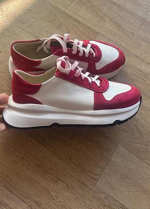 Кросівки жіночі