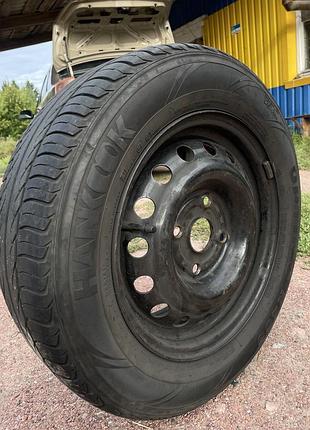 Автомобильная шина на штампованном стальном диске