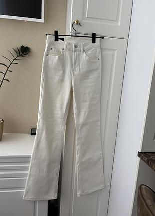 Білі молочні джинси massimo dutti