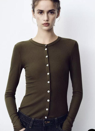 Оливковый женский кардиган рубчик на пуговицах от бренда zara.