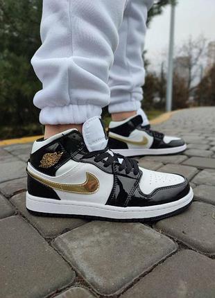 Nike air jordan 1 mid patent в кольорі «black/white/metallic gold»