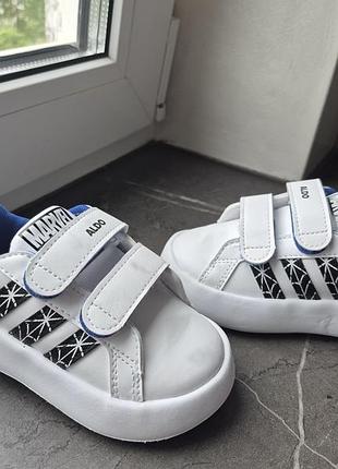 Легенькі кросівки adidas
