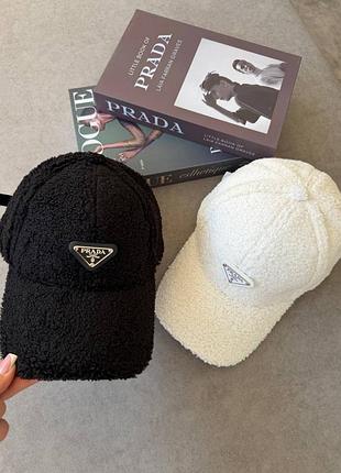 Тепла кепка мʼяка prada два базових кольори