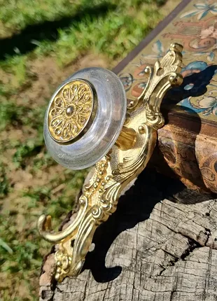 Винтажный утонченный крючок с роскошным рельефным узором.