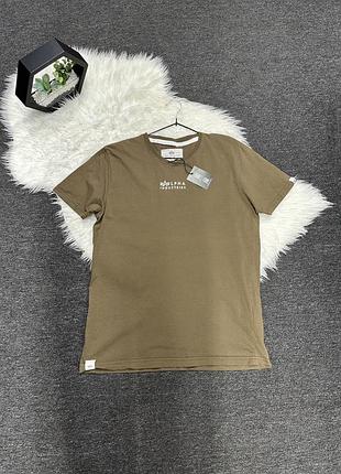 Чоловіча футболка alpha industries organics emb (артикул 118529) у кольорі organic mud (коричнево-оливковий відтінок).