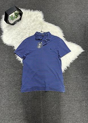 Синьо-блакитна смугаста футболка-поло від бренду polo ralph lauren з короткими рукавами та фірмовим вишитим логотипом на грудях.