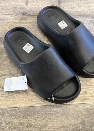 Шлепки adidas izzi 2