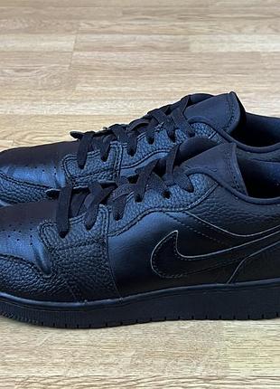 Шкіряні кросівки nike jordan оригінал в ідеальному стані 39 розмір