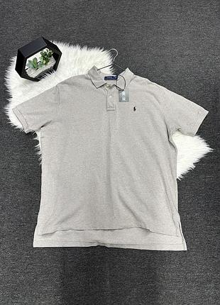 Чоловіча футболка-поло (бежево-сірого) кольору бренду polo ralph lauren з коротким рукавом та фірмовим вишитим логотипом на грудях.