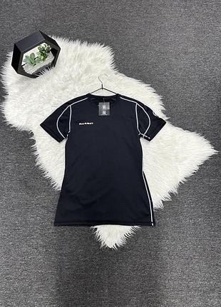 Чорна спортивна футболка mammut go dry з короткими рукавами та контрастними світлими швами.