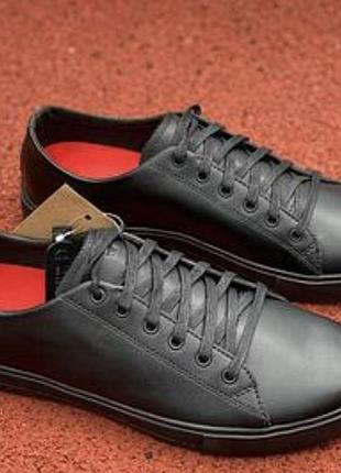 09ная изображения показаны черные кожаные кеды бренда shoes for crews, похожие на модель low-rider iv, с ярко-красными стельками.