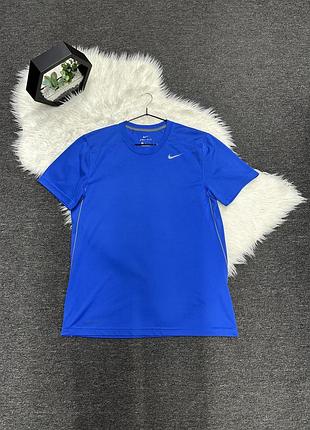 Синя чоловіча спортивна футболка nike dri-fit з короткими рукавами та світловідбиваючими або контрастними швами/вставками з боків.
