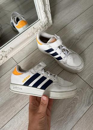 Дитячі кросівки на липучку кросівки adidas 33р білі кросівки для хлопчика