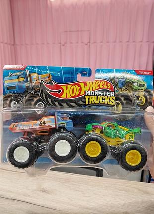 Набор из двух монстр-траков hot wheels monster trucks demolition doubles, в который входят машинки lil' haulin' и totaled.
