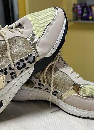 Легусенькие идеальные кроссовки 👟26см