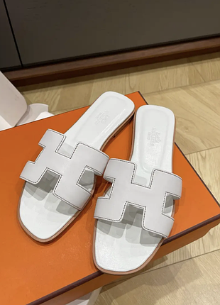 Женские белые кожаные шлепанцы hermes oran тапочки эрмес на плоской подошве шлепки