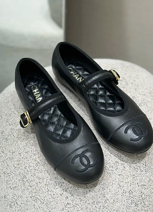 Женские кожаные черные туфли балетки chanel mary jane с логотипом шанель мери-джейн с золотой застежкой
