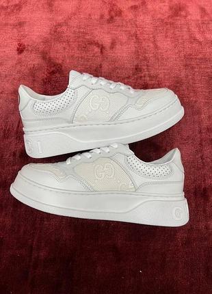 Жіночі білі шкіряні кросівки gucci кеди гуччі з перфорацією gg на шнурівці гучі